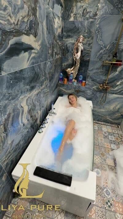 Jacuzzi with a guest relaxing