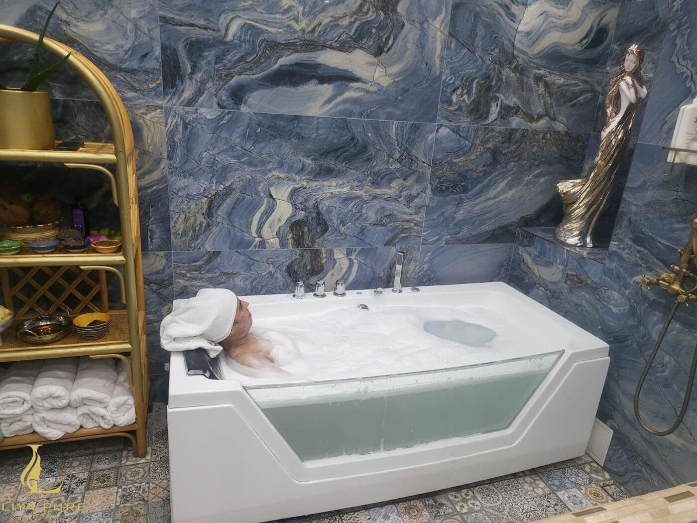 Private jacuzzi in the hammam suite